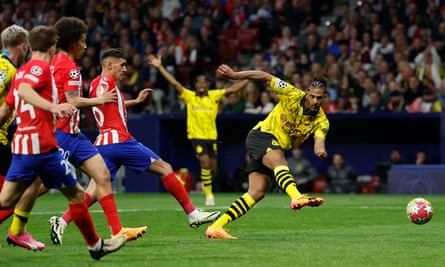 Sébastien Haller of Borussia Dortmund shoots with his right foot and scores a goal.