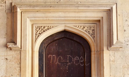 Dekore edilmiş kapıdaki eski grafiti