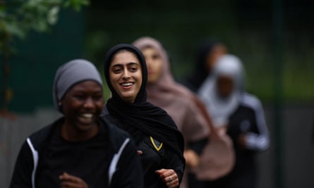 Fatima fait du jogging autour du terrain pendant qu'elle s'échauffe lors d'une séance d'entraînement du Sisterhood FC au Dockland Settlements Community Centre.
