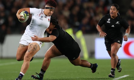 L'Anglaise Shaunagh Brown est taclée lors de la finale de la Coupe du monde de rugby 2021 contre la Nouvelle-Zélande.