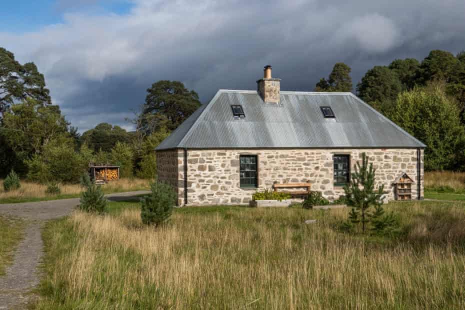Ruigh Aiteachain bothy in Glenfeshie. A bothy for beginners, it has associations with 19th century landscape painter Sir Edwin Landseer and a replica of his famous stag head painting “Monarch of The Glen” hangs in the hut. The building has been recently renovated at the expense of business man and billionaire Glenfeshie Estate landowner Anders Povlsen