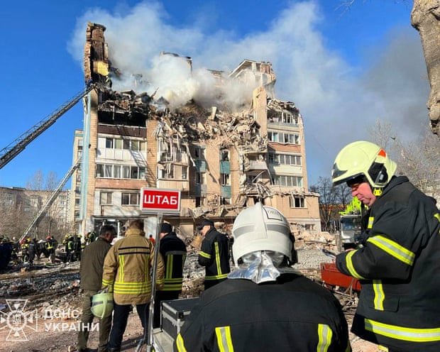 Funcionarios estadounidenses y rusos elaboran un plan para poner fin a la guerra de Ucrania basado en la capitulación de Kiev. Funcionarios estadounidenses y rusos elaboran un plan para poner fin a la guerra de Ucrania basado en la capitulación de Kiev.