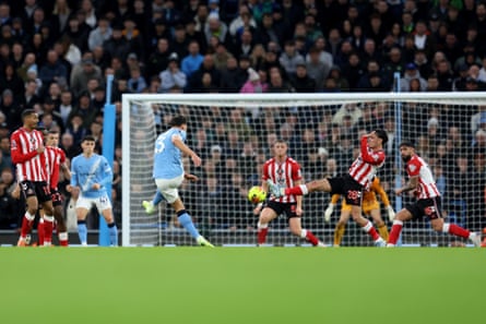 Rúben Dias lets fly to score the opening goal.