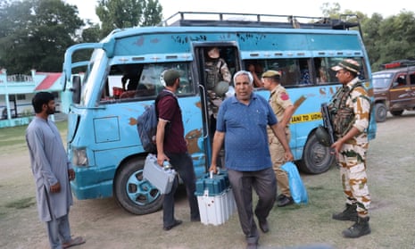 Polling officials are arriving to submit voting machines at the end of voting in Mendhar area of Poonch district, on 25 May 2024.