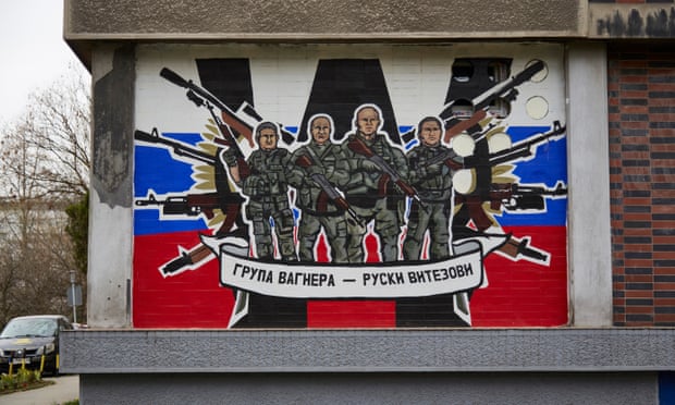 Une peinture murale à Belgrade louant le groupe Wagner et ses mercenaires combattant en Ukraine 