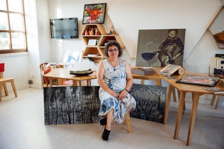 Dina Duarte, association president. Above right: a painting at the headquarters