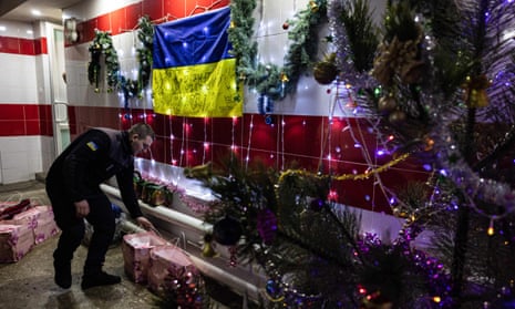 Los bomberos ucranianos reciben regalos de año nuevo en su estación en la ciudad de Bakhmut