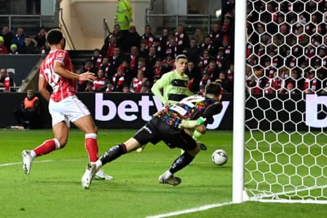 Phil Foden of Manchester City scores the opening goal.