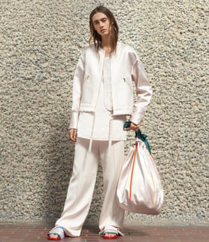 Anti-bodycon look: loose trousers and oversize jackets at Victoria Victoria Beckham.