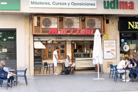 Horchatería Mari Toni in Valenica. exterior of cafe with couple at outdoor table.