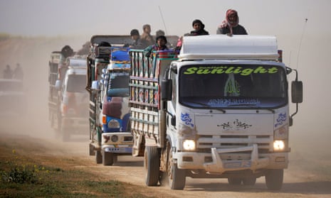 Trucks loaded with civilians near the village of Baghouz