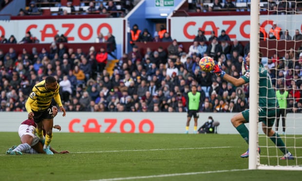 Emmanuel Dennis heads Watford’s winner past Emi Martínez in the Aston Villa goal.