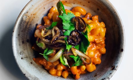 Cheap and chic: macaroni, chickpeas and tomato sauce.