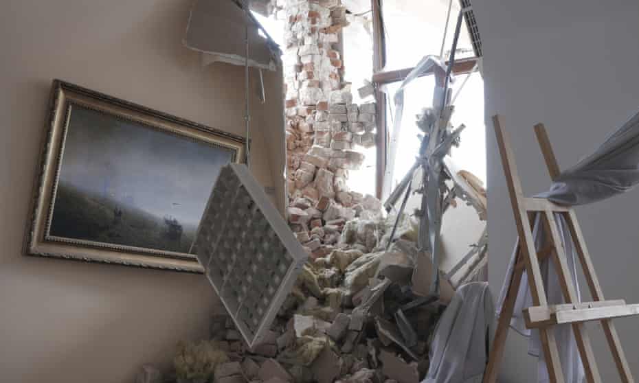 Vue d'une salle du musée d'Arkhip Kuindzhi, détruite après un bombardement dans une zone contrôlée par les forces séparatistes soutenues par la Russie à Marioupol, dans l'est de l'Ukraine.