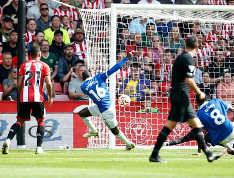 Abdoulaye Doucoure scores a goal for Everton