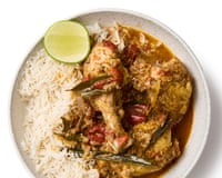 A bowl of Sri Lankan chicken curry with rice and a lime slice