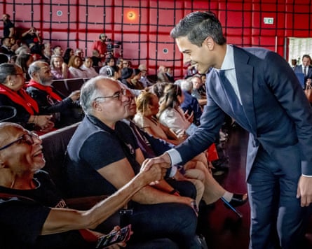 Rob Jetten shakes hands with an audience member