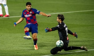 Luis Suarez beats the Espanyol goalkeeper, Diego López, in the second half at the Camp Nou.