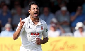 Ravi Bopara jugando para Essex contra Somerset en el Campeonato del Condado en agosto.