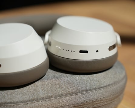 The USB-C port, headphones socket, LEDs and power button of the Sennheiser Momentum 5 headphones.