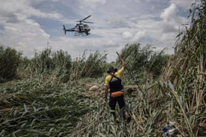 ๋จ์ํ๋ฆฌ์นด๊ณตํ๊ตญ ์์จํ . ๊ฒฝ์ฐฐ์ด ์ด์ธ ํผํด์์ ์์ ์ ์ฐพ๊ธฐ ์ํด ๋ค๋ถ์ ์์ํ๋ ๋์ ํฌ๋ฆฌ์ฝฅํฐ๊ฐ ๋จธ๋ฆฌ ์๋ก ๋ ์๊ฐ๋๋ค.