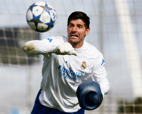 Thibaut Courtois em treinamento com o Real Madrid.