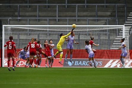 Brighton’s goalkeeper, Chiamaka Nnadozie, thwarts Liverpool during the 1-1 draw.