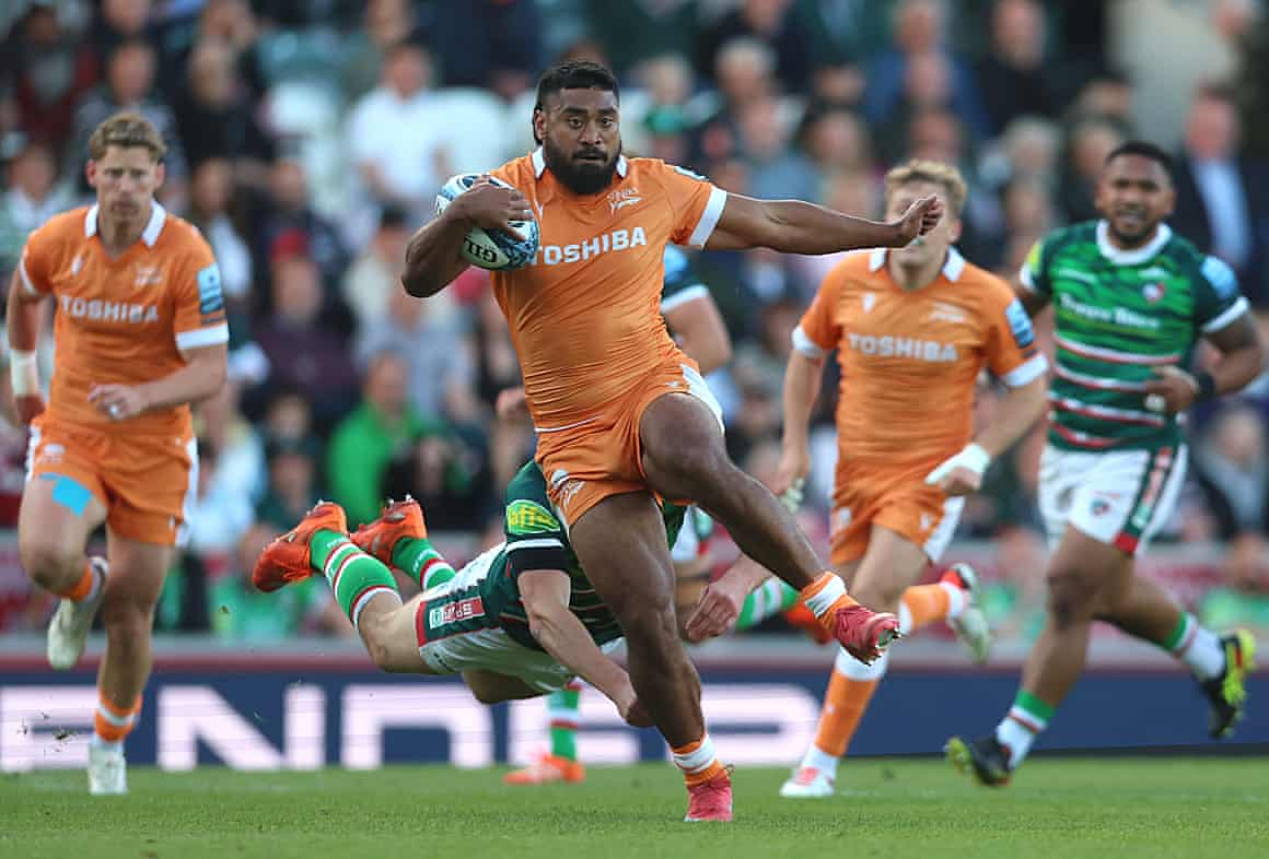 Sale centre Rekeiti Ma’asi-White bursts through to score against Leicester