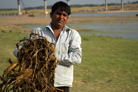 Chhoti Lal weaves wild grass into a rope at the banks of the Chambal