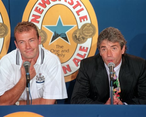 Alan Shearer (esquerda) e Kevin Keegan (direita) depois que o atacante ingressou no Newcastle.