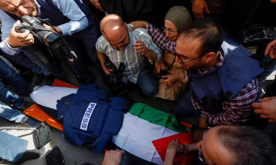 Mourners next to the body of Shireen Abu Akleh.