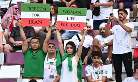 جماهير إيران تحتج على النظام في الملعب خلال مباراة الفريق ضد إنجلترا.