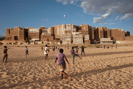 Surrounded by a fortified wall, the 16th-century city of Shibam is one of the oldest and best examples of urban planning based on the principle of vertical construction