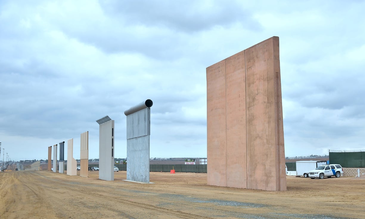 Образцы стены, которую президент Трамп собирается возвести между США и Мексикой
