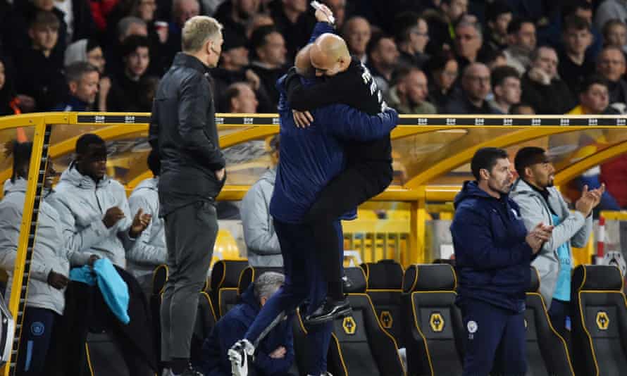Pep Cardiola wskakuje w ramiona swojego asystenta Rodolfo Borelina.