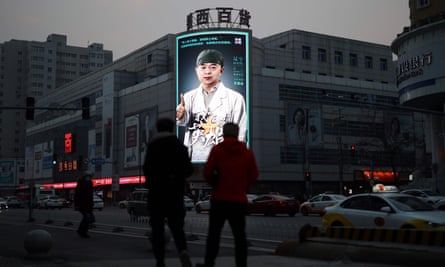 A screen in Wuhan shows a video paying tribute to medical workers sent from Shenyang.
