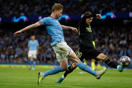 Kevin De Bruyne tries to get the better of Real Madrid’s Luka Modric during the Champions League semi-final second leg