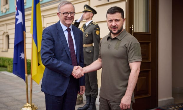 El primer ministro australiano, Anthony Albanese, se encuentra con su homólogo ucraniano, Volodymyr Zelenskiy, en una visita a Kyiv en julio.