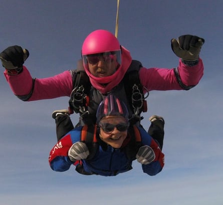 Salto de fé: Wendy Mitchell durante um paraquedismo.