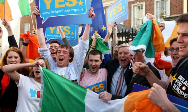 Supporters of the yes campaign celebrate the Lisborn treaty referendum result in Dublin, 3 October 2009