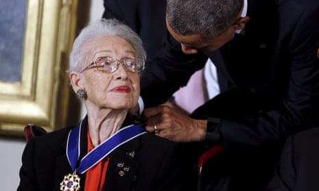 Barack Obama presents the presidential medal of freedom to Katherine Johnson in Washington on 24 November 2015.