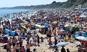 Vendredi briefing: Liverpool joie après un premier titre depuis 30 ans | Nouvelles du monde 1 Les baigneurs profitent du soleil sur la plage de Bournemouth