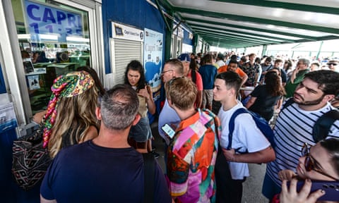 Një turmë turistësh në zyrën e biletave në skelën e Beverello në Napoli