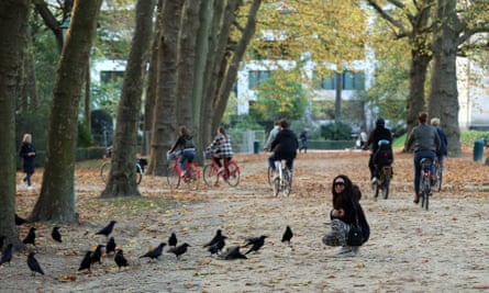 Des personnes parmi les arbres dans un parc à Bruxelles