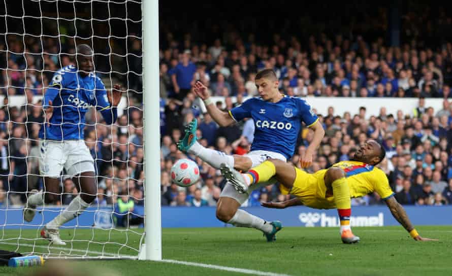 It gets worse for Everton as Jordan Ayew makes it two for Crystal Palace.