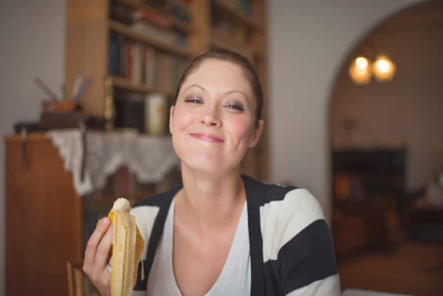 Mujer comiendo un plátano