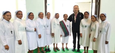 Paulie Stewart avec les religieuses d'Alma au Timor-Leste qui gèrent des orphelinats et s'occupent d'enfants handicapés.