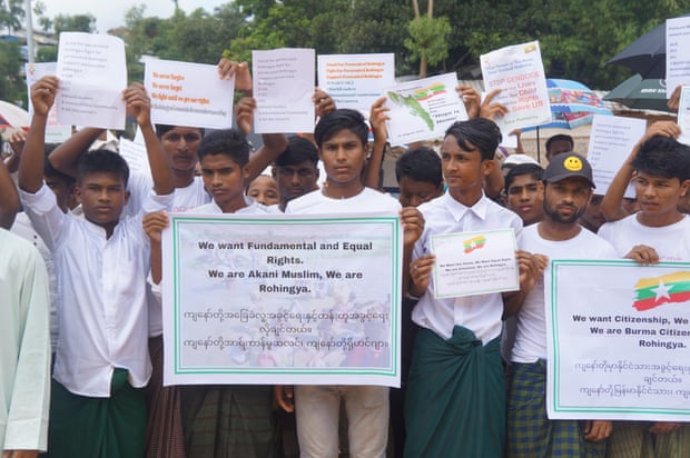 En gruppe rohingya-elever bærer uniformene til Myanmar-skoler mens de krever rettferdighet på 5-årsdagen for massakrene i 2017 som førte til at 700 000 mennesker flyktet til Bangladesh. Fotografi av Anamul Hasan.