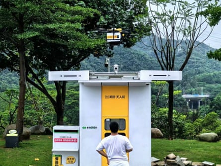 A Meituan drone drops off an order at an âairdrop cabinetâ in Shenzhen, China.