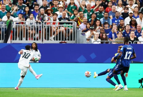 Salem Al-Dawsari gets a shot in but blocked by Wagner Pina.
